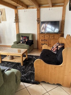 Tv, dvd-afspiller, bøger, videobibliotek