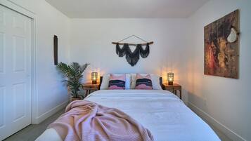 3 habitaciones, escritorio y tabla de planchar con plancha