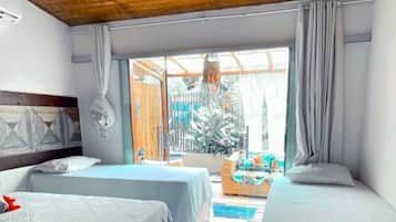 Quarto quádruplo standard | Frigobar, cortinas blackout, roupa de cama