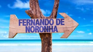 A wooden sign with the text "FERNANDO DE NORONHA" pointing to the right. - Pousada Portal dos Golfinhos (Fernando de Noronha)