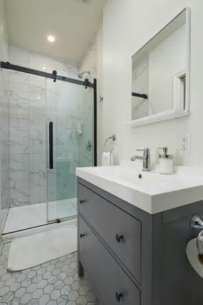 Combined shower/tub, hair dryer, towels, soap - Historic Plateau Loft with 3 Private Baths (Le Plateau-Mont-Royal)