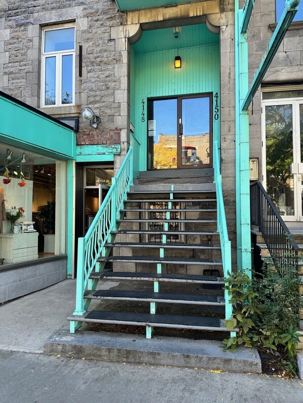 Exterior detail - Historic Plateau Loft with 3 Private Baths (Le Plateau-Mont-Royal)