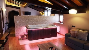 Suite, banyera d'hidromassatge | Sala d'estar
