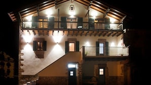 Façana frontal de l'allotjament (vespre/nit)