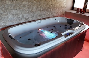Suite, Jetted Tub | Bathroom | Towels - Casa Rural Aldekoa (Baztan)
