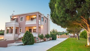 A modern two-story house with a balcony, a driveway, and a well-maintained lawn. - Private Heated pool★Close to the Beach★BBQ & Wifi (Galatas)