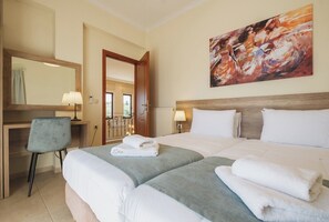 4 habitaciones, tabla de planchar con plancha, wifi y ropa de cama 
