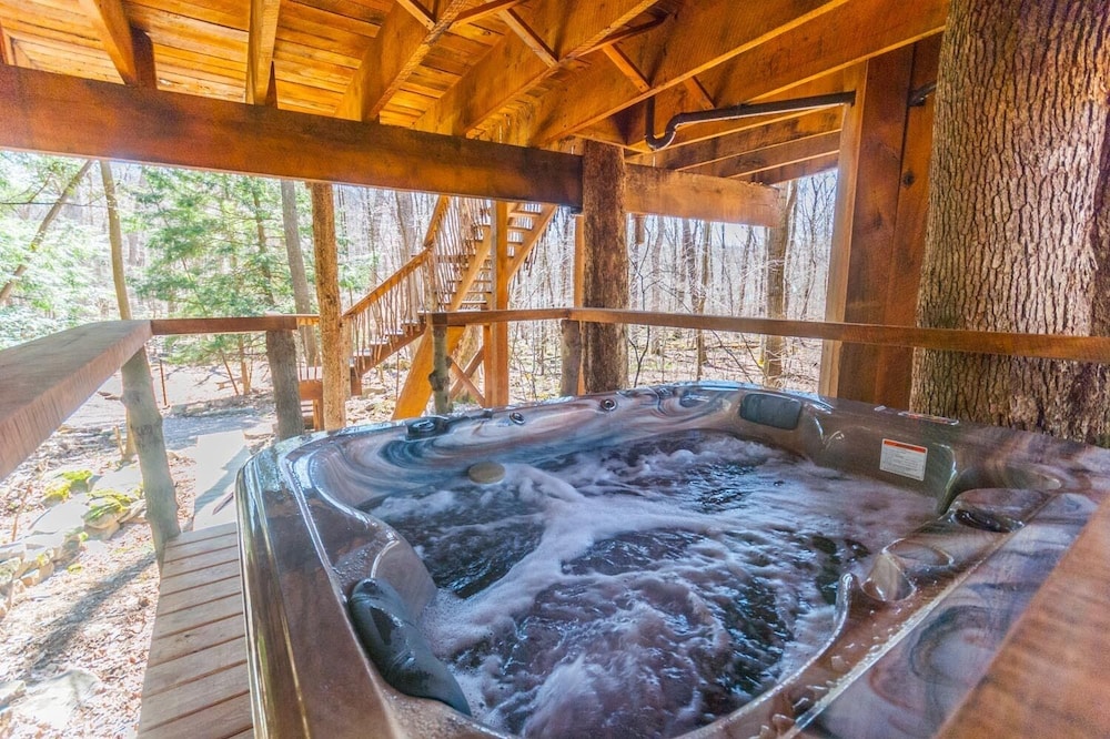 Beautifully rustic Tree House nested in private wooded grounds, minutes from Ohiopyle