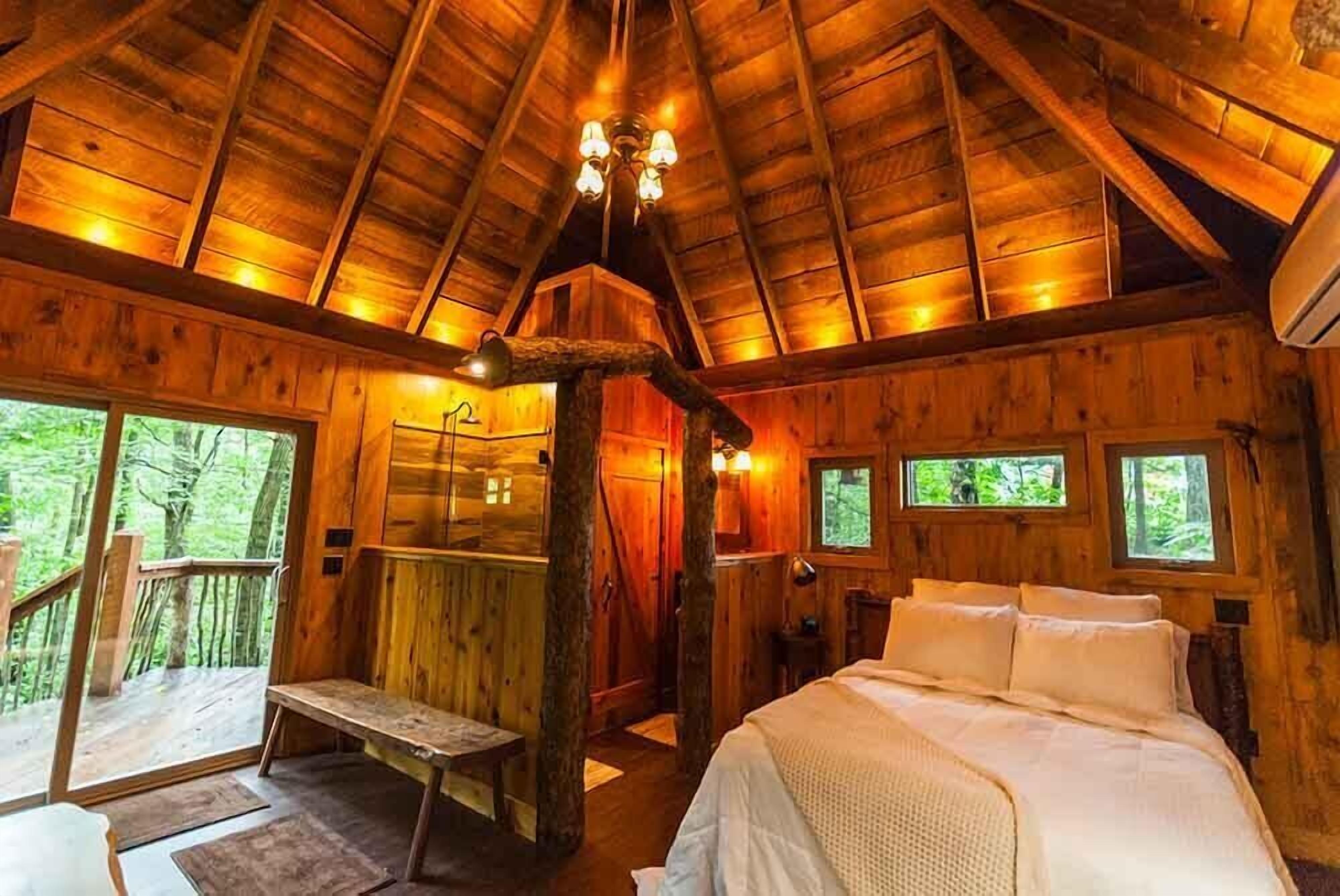 Beautifully rustic Tree House nested in private wooded grounds, minutes from Ohiopyle