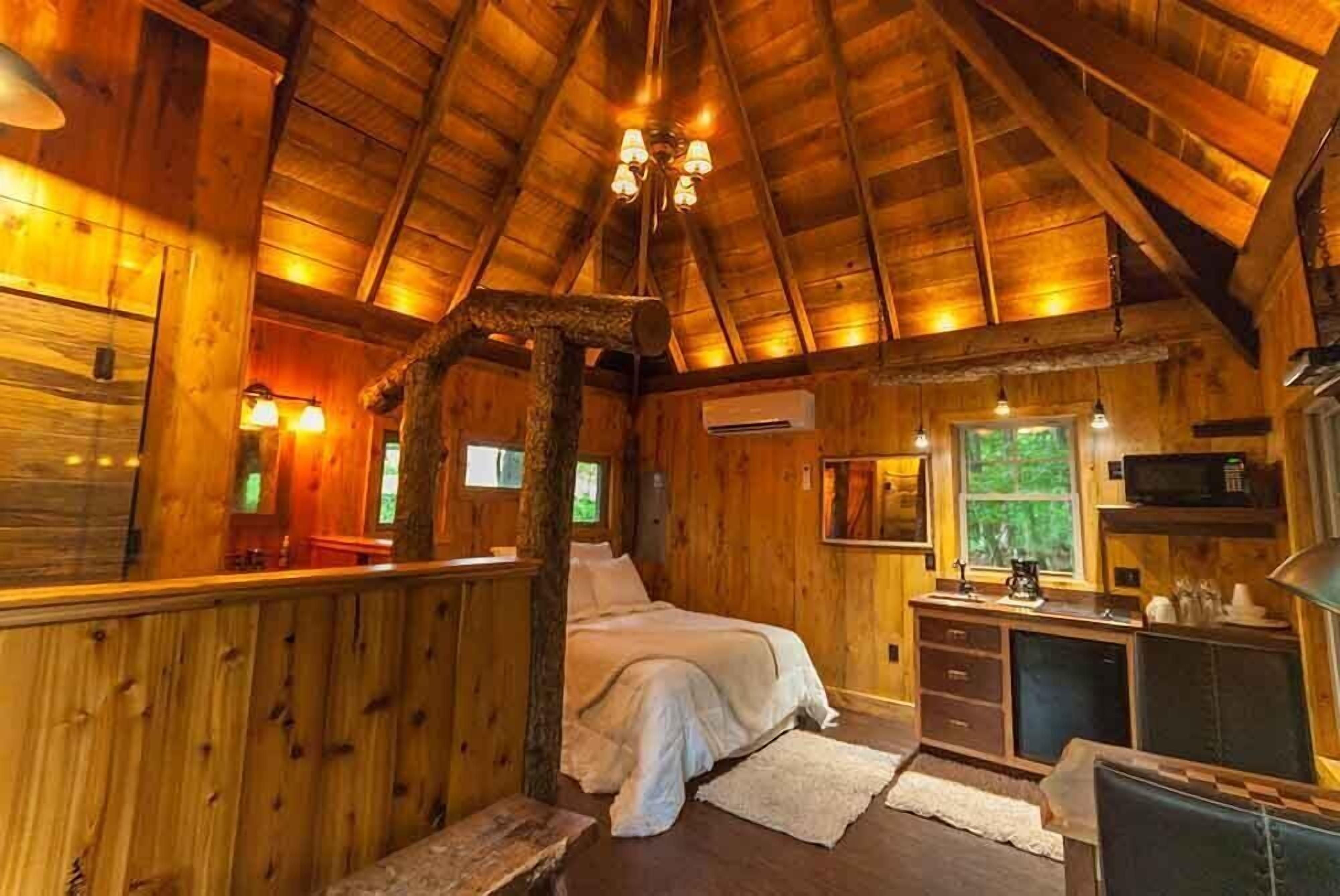 Beautifully rustic Tree House nested in private wooded grounds, minutes from Ohiopyle