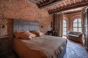 3 bedrooms, in-room safe, desk, soundproofing - Live the magic of Lucca’s historic center in a real stunning 11th-century tower (Lucca)