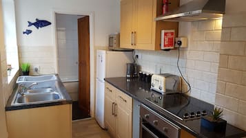 Electric kettle, toaster, cookware/dishes/utensils