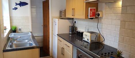 غلّاية كهربائية، محمصة خبز، مستلزمات طهي/أطباق/أوعية