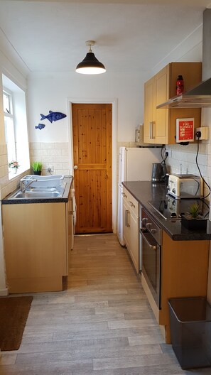 Electric kettle, toaster, cookware/dishes/utensils