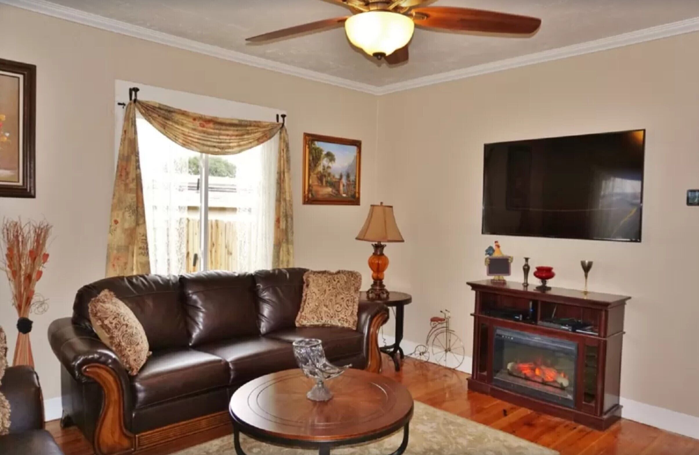 Historical 3 bed/3 bath home 1/2 block from Rte 66 in Williams. City lic. #5360