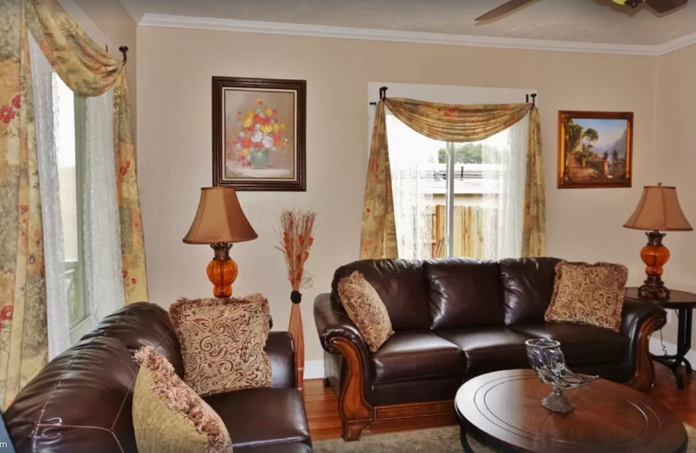 Historical 3 bed/3 bath home 1/2 block from Rte 66 in Williams. City lic. #5360