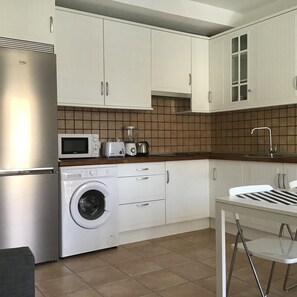 Frigorífico, microondas, tostadora y licuadora