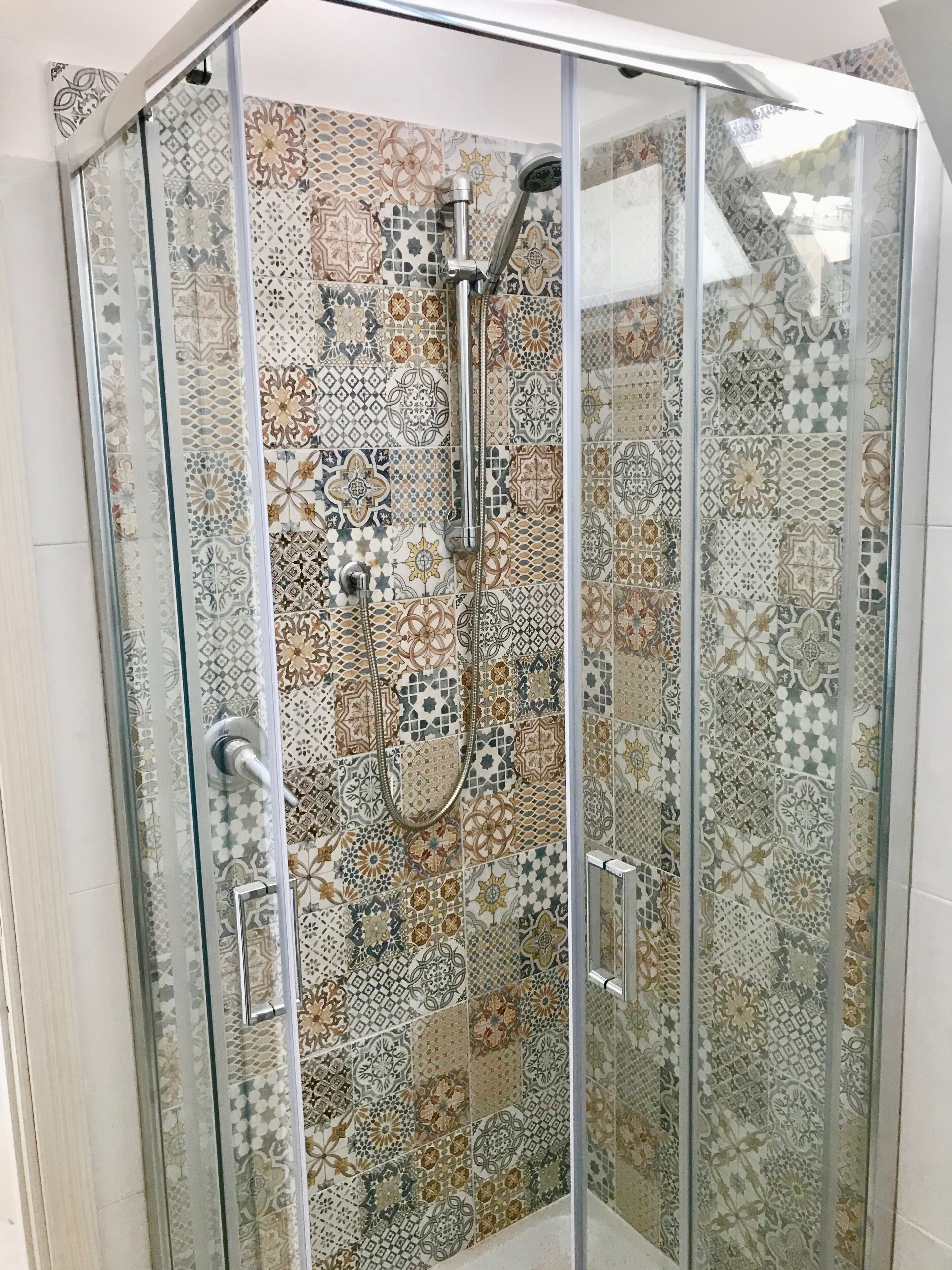 Sèche-cheveux, serviettes fournies, papier toilette