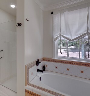 Ensemble douche/baignoire, sèche-cheveux, serviettes fournies, savon