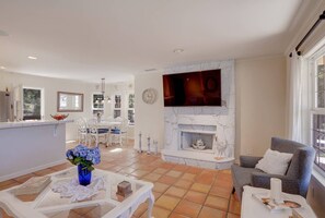 Smart TV, chimenea, tenis de mesa y libros