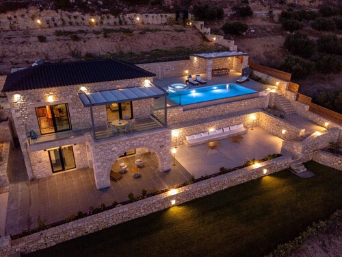 Heated pool ★ Indoor & outdoor Jacuzzi ★ Sauna ★ Falasarna