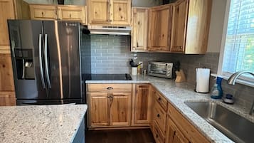 Réfrigérateur, micro-ondes, plaque de cuisson, lave-vaisselle