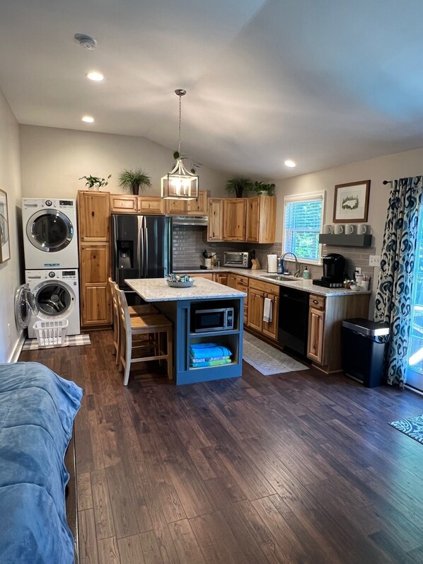 Fridge, microwave, stovetop, dishwasher