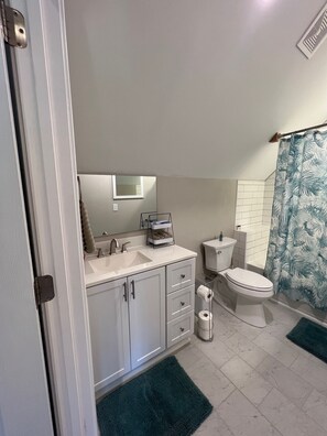 Combined shower/bathtub, hair dryer, towels, soap