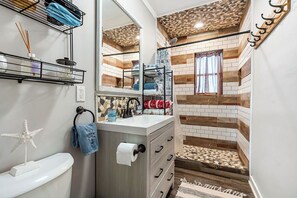 Een douche, een haardroger, handdoeken, shampoo