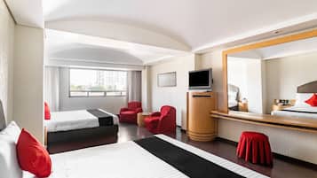 Habitación estándar, 2 camas matrimoniales | Escritorio, insonorización, wifi gratis y ropa de cama