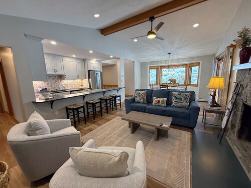 FC20 Remodeled Forest Cottage home - AC, great for kids, lots of yard space! Walk to the slopes!