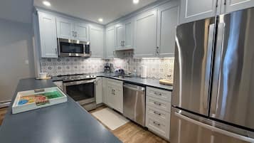 冰箱、微波炉、烤箱、炉灶