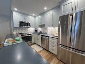 Refrigerador, microondas, horno y parrilla de estufa