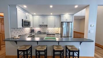 Kylskåp, mikrovågsugn, ugn och spishäll