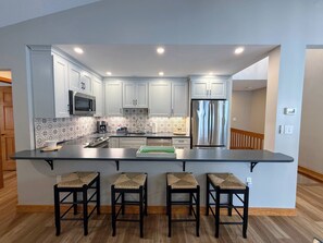 Kylskåp, mikrovågsugn, ugn och spishäll