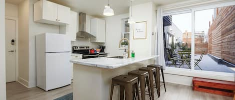 Refrigerador, microondas, horno y parrilla de estufa