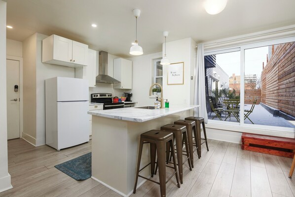 Kühlschrank, Mikrowelle, Ofen, Herdplatte