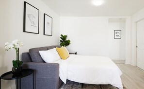 3 chambres, bureau, fer et planche à repasser, lit de bébé portatif