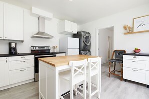 Fridge, microwave, oven, stovetop - Rosemont Hideaway 1BR + 2 bath + Patio + A/C (Montreal)