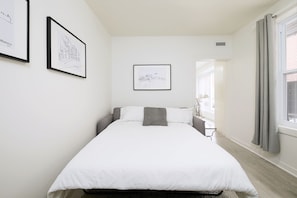 2 habitaciones, escritorio, tabla de planchar con plancha y wifi gratis 