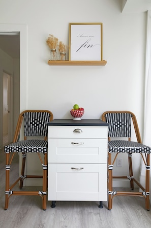 Interior - Rosemont Hideaway 1BR + 2 bath + Patio + A/C (Montreal)