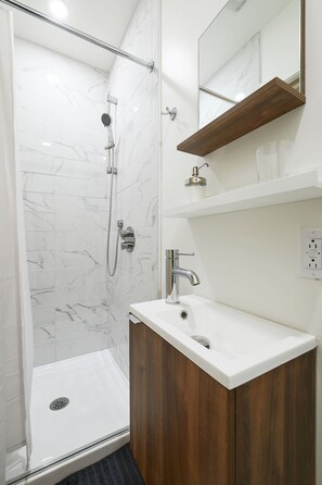 Dusche, Haartrockner, Handtücher, Seife