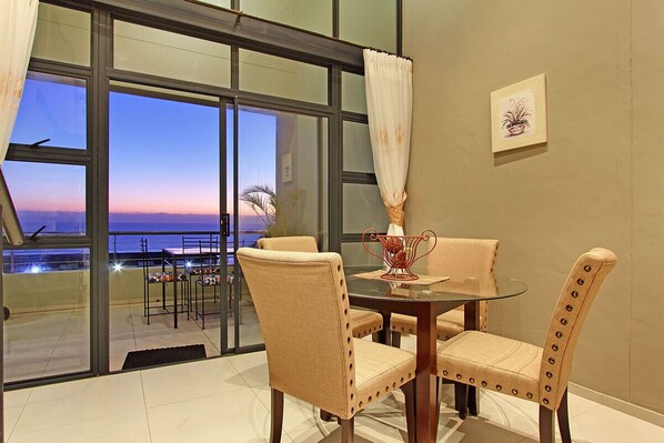 Apartment (2 Bedrooms) | In-room dining