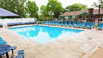 Piscine extérieure en saison