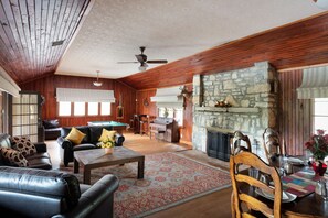 Superior Suite - Basswood Resort (Platte City)