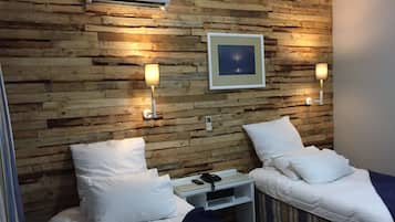 Escritorio, cortinas blackout y tabla de planchar con plancha