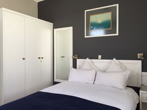 Desk, blackout drapes, iron/ironing board, free WiFi - Casa Mia Hotel (Walvis Bay)