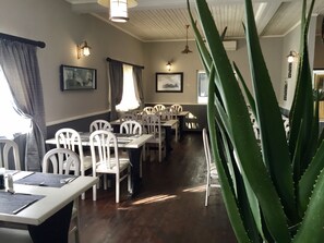 2 restaurants, breakfast, lunch served; local and international cuisine  - Casa Mia Hotel (Walvis Bay)