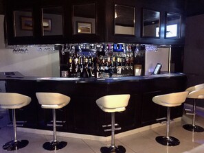 3 bars/lounges