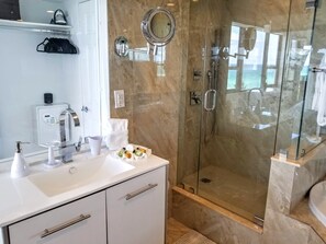 Dusche, Whirlpool, Haartrockner, Handtücher